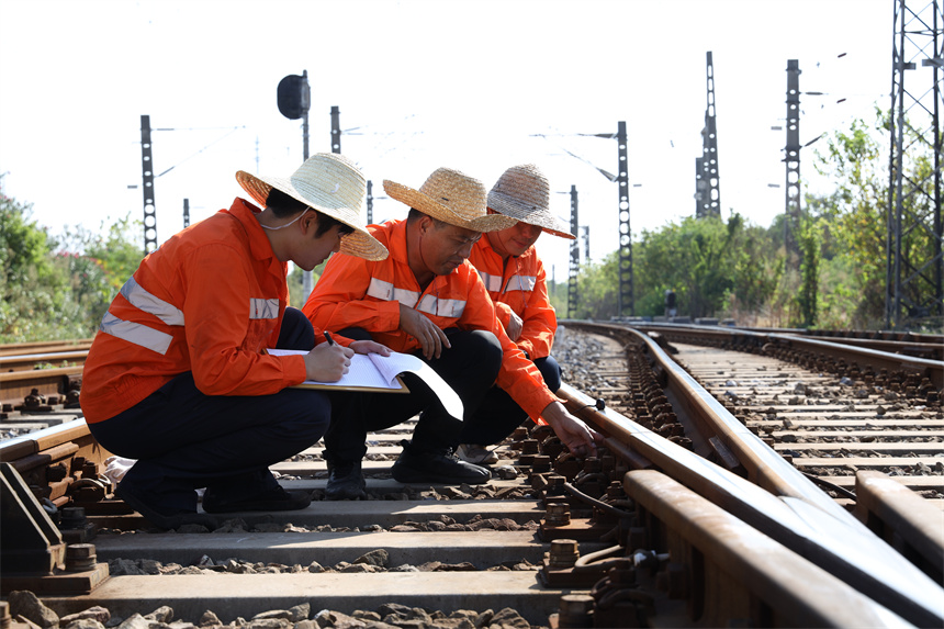 鐵路工人正在合力解決鋼軌隱患問題。李正緯攝