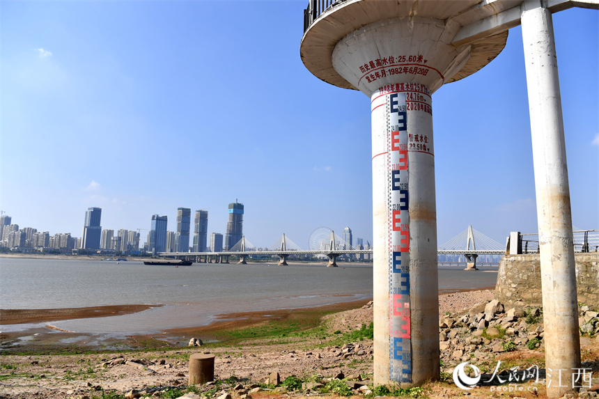 贛江南昌段的水位站,其上標注了歷史最高水位。 人民網 時雨攝