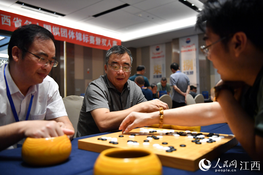 棋手正在比赛中。 人民网 时雨摄