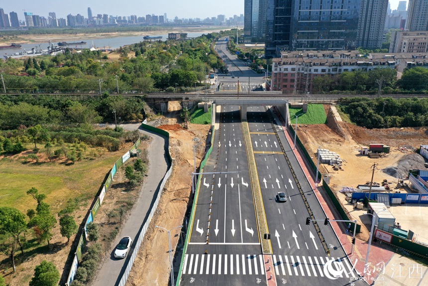 贛江北大道下穿京九鐵路通道主路正式通車。 人民網 時雨攝