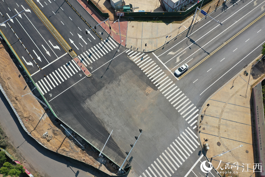 該通道是紅谷灘區-南昌經開區跨區域主要聯系通道之一。 人民網 時雨攝