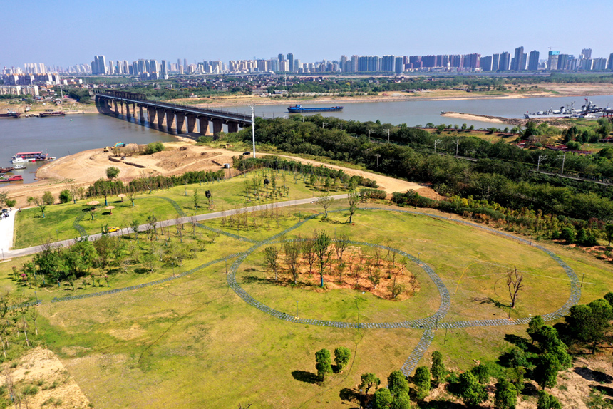 位于南昌红谷滩区的赣江市民公园，目前公园主体已经完工。 人民网 时雨摄