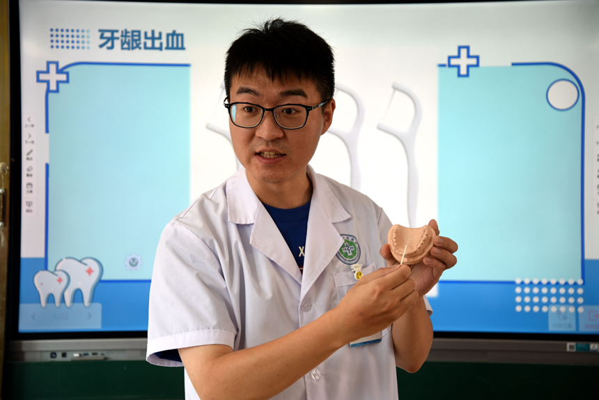 口腔科医生指导学生们学习口腔保健知识和正确的刷牙方法。袁荣生 摄