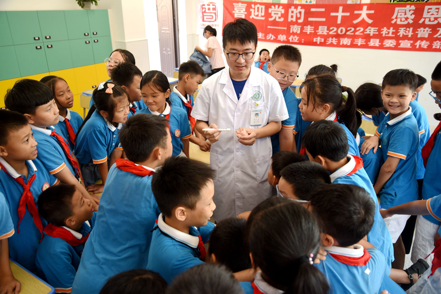 口腔科医生指导学生们学习口腔保健知识和正确的刷牙方法。袁荣生 摄