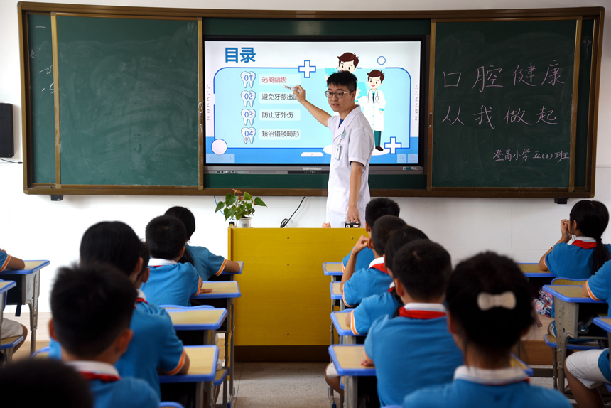 口腔科医生指导学生们学习口腔保健知识和正确的刷牙方法。袁荣生 摄