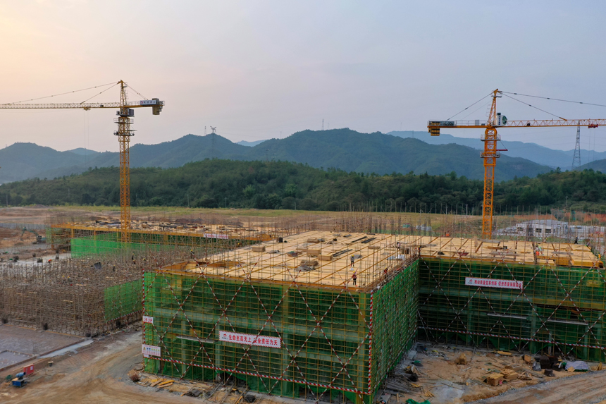 工人們緊抓工期，有條不紊地推進項目建設。李凡欽攝