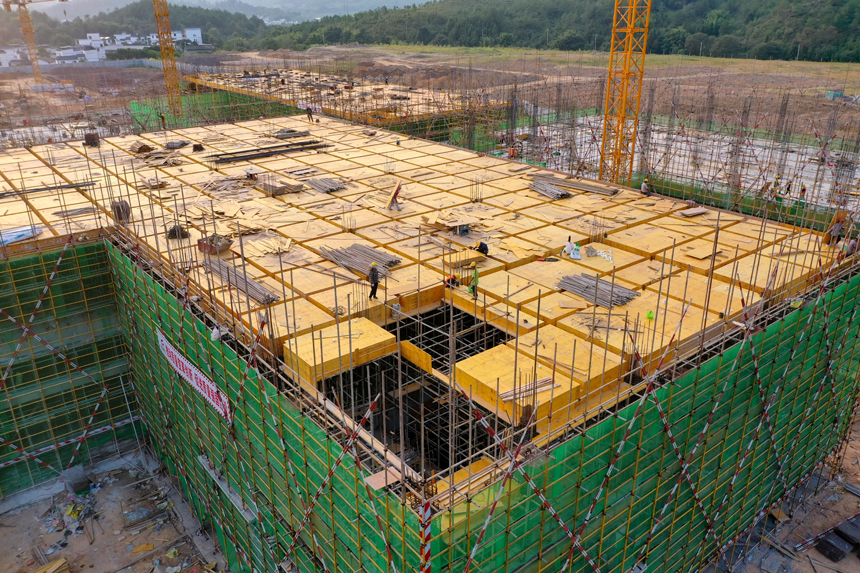 工人們緊抓工期，有條不紊地推進項目建設。李凡欽攝
