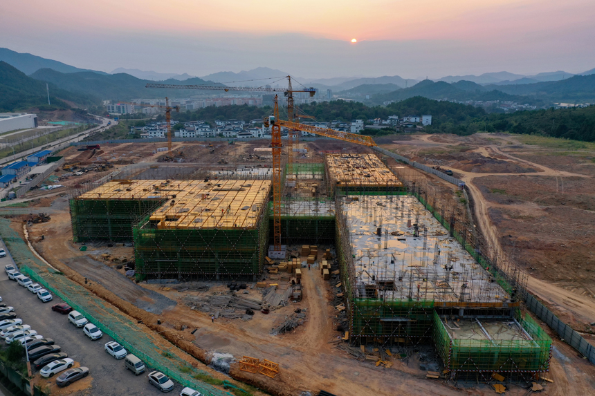 工人們緊抓工期，有條不紊地推進項目建設。李凡欽攝
