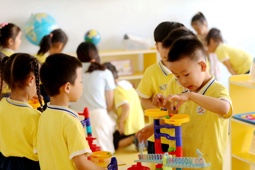 9月19日，江西省宜春市上高县第二幼儿园的孩子们在做检测天平的实验。陈旗海 摄