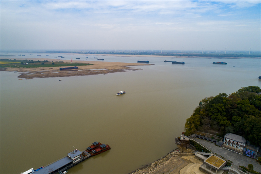 鄱陽湖口水域，湖床大面積干涸裸露。李學華攝