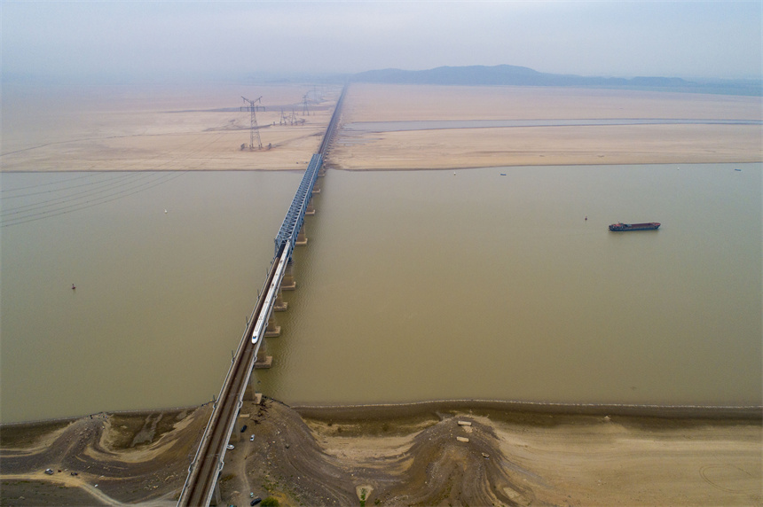 鄱陽湖鐵路特大橋水域，豐水期寬闊的湖面隻剩下航道。李學華攝