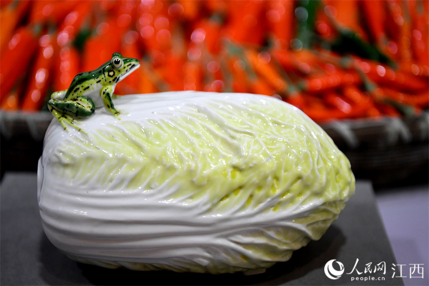 陶瓷制作的瓜果蔬菜栩栩如生，令人称奇。 人民网 时雨摄