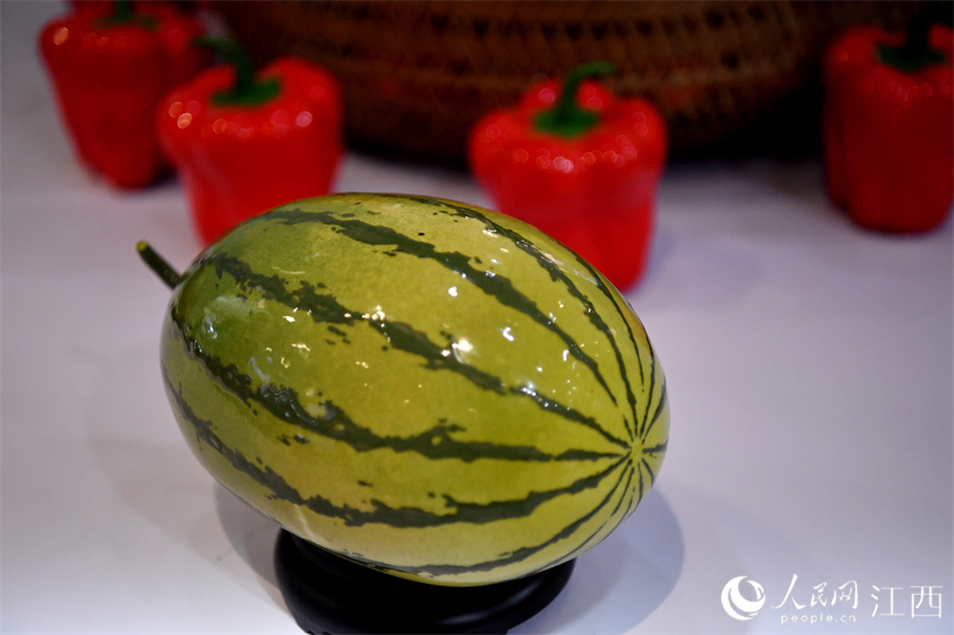 陶瓷制作的瓜果蔬菜栩栩如生，令人稱奇。 人民網 時雨攝