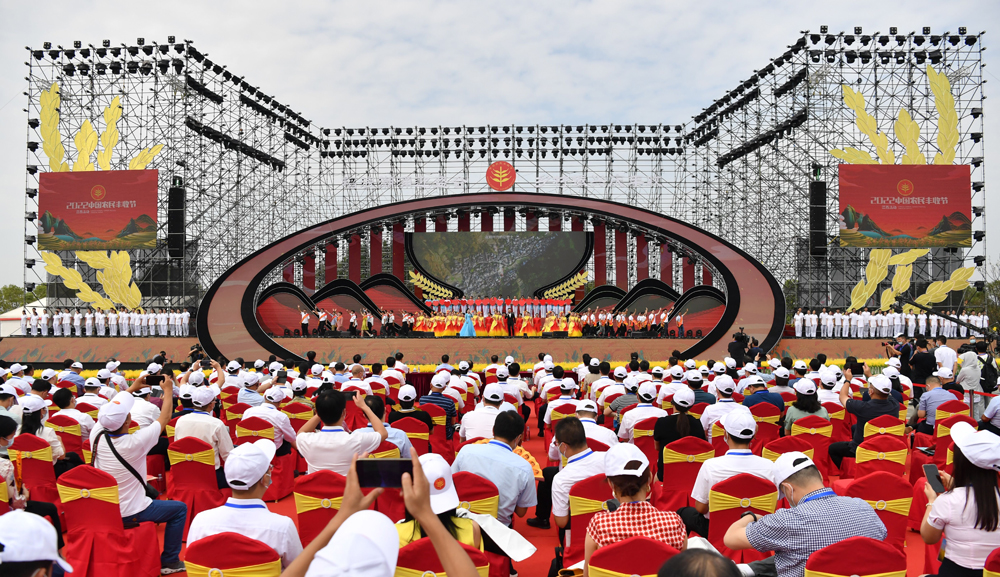 2022年“中国农民丰收节”江西活动在景德镇市浮梁县开幕。 人民网 时雨摄