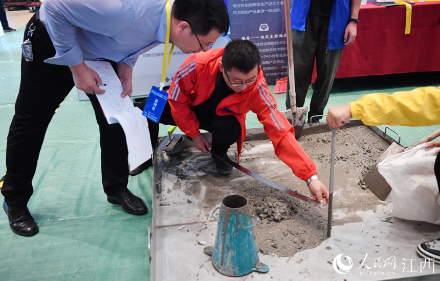 混凝土職業技能競賽在南昌舉行，圖為選手在競賽中。 人民網 時雨攝