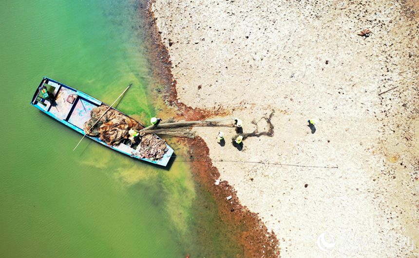 渔政工作人员和志愿者在鄱阳湖清理废弃的渔具。 人民网 时雨摄