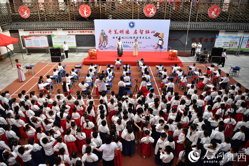 南昌珠市学校万寿宫三校区举行新生开笔礼仪式。 人民网 时雨摄