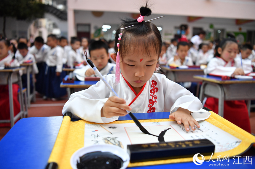 学生端正写“人”字。 人民网 时雨摄