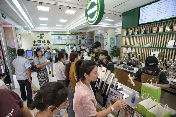 咖啡邮局吸引众多市民前来消费“打卡”