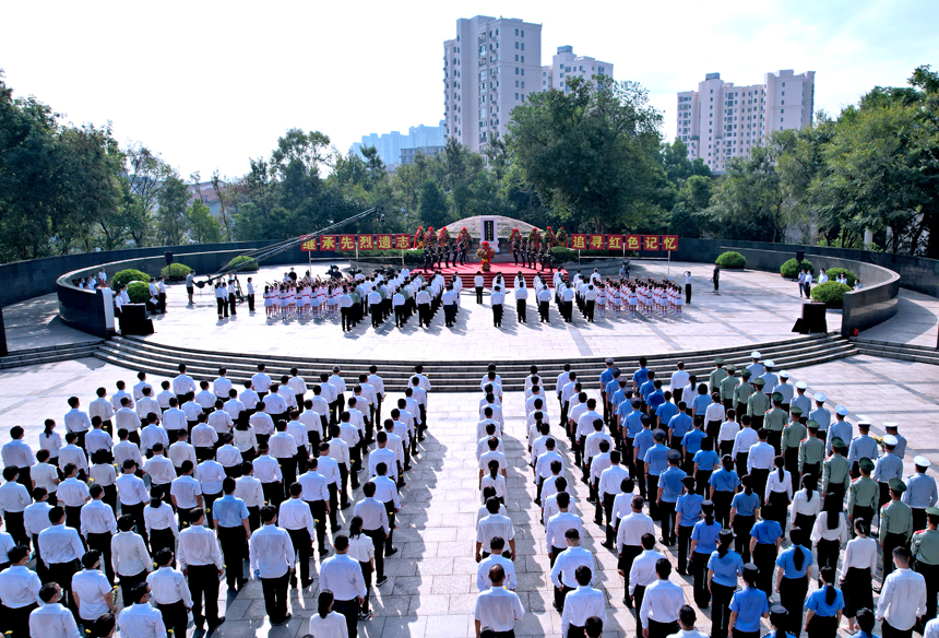 赣州市在革命烈士纪念馆仪典广场举行纪念活动。刘凯摄