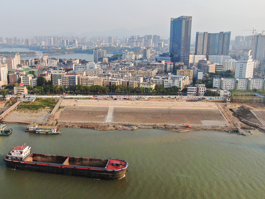 航拍长江干流江西段崩岸应急治理工程江西九江城防堤段项目现场，经过不到一年的治理，样貌发生巨大改变。 刘力鑫 摄