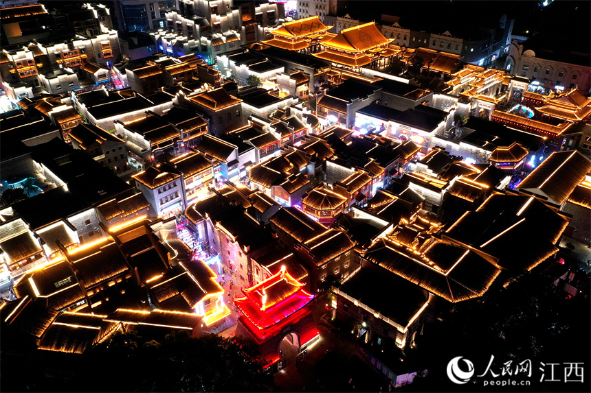 霓虹灯照映下的南昌万寿宫夜市。 人民网 时雨摄