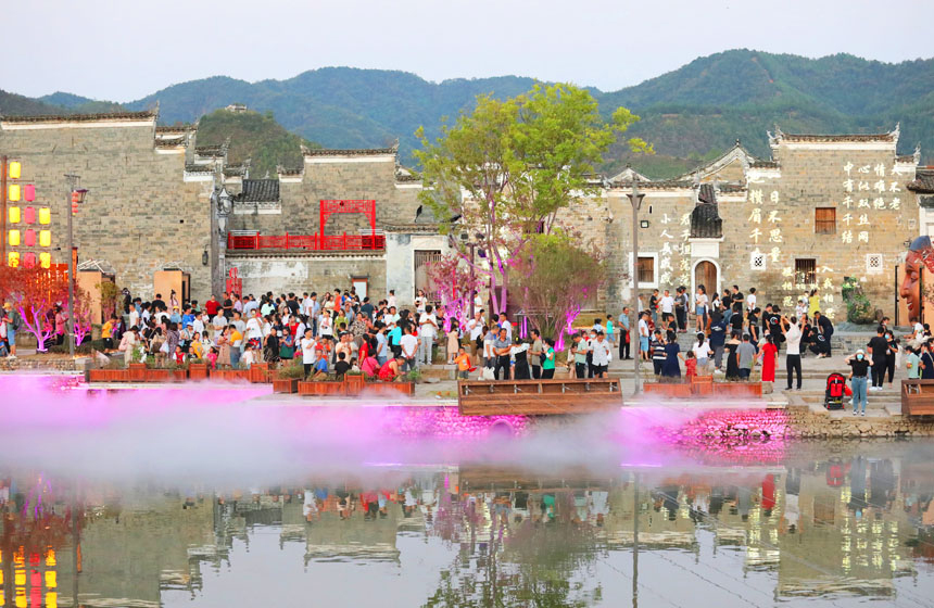 游客在乐安县流坑古村景区游玩。邱志超摄