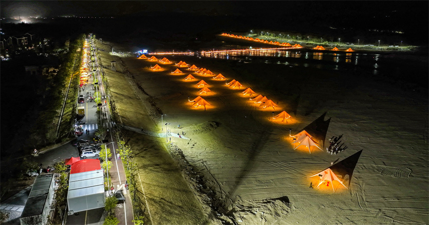 广昌县梦想沙滩上灯光璀灿、夜色迷人。曾恒贵摄