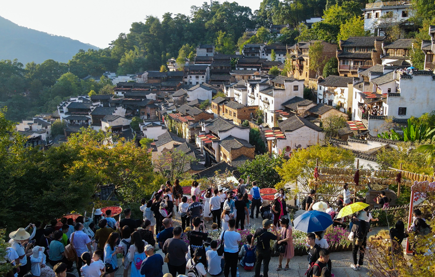 在婺源篁岭景区，游客络绎不绝，景区热闹非凡。程虹摄