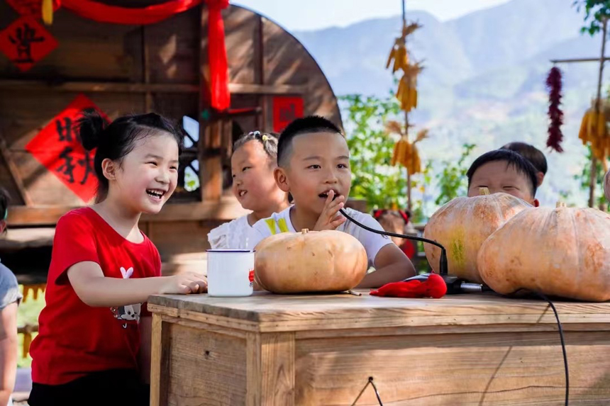 游客在篁岭景区打卡拍照。程虹摄