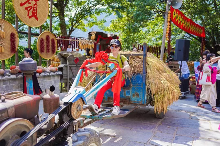 游客在篁岭景区打卡拍照。程虹摄