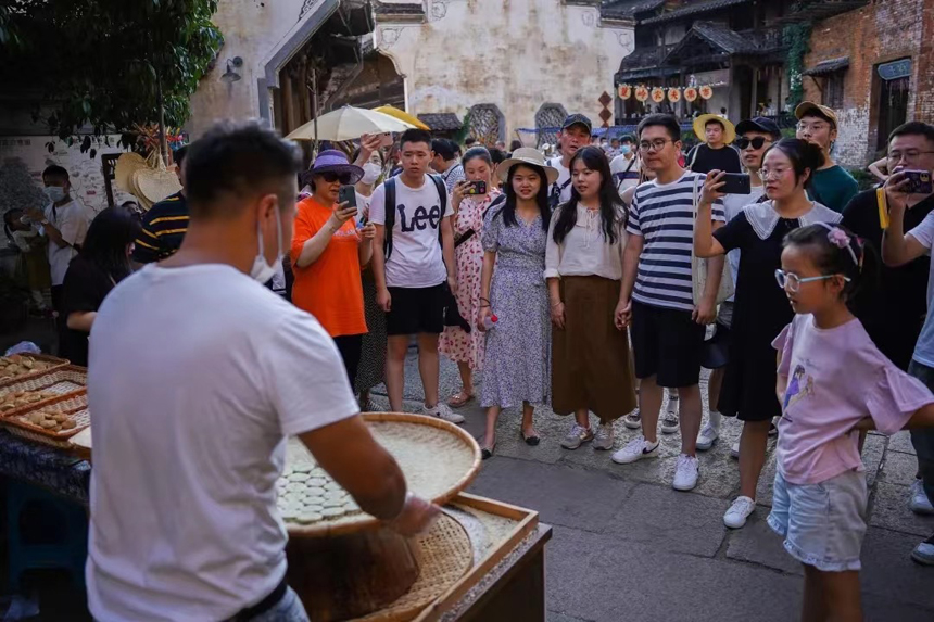 游客在篁岭景区打卡拍照。程虹摄