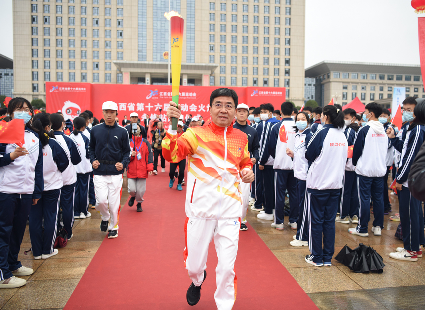 江西省運會火炬在永修傳遞。圖為傳遞現場。 李攀攀攝