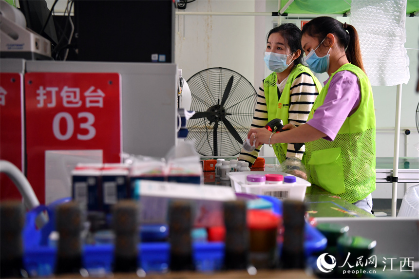 物流工作人員正在將商品打包，之后進行投遞。 人民網 時雨攝