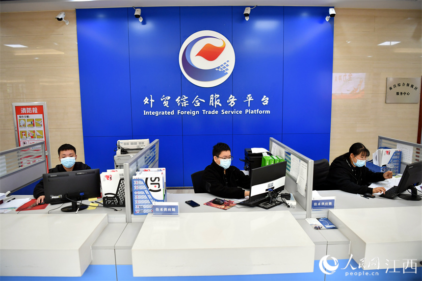 南昌綜合保稅區的外貿綜合服務平台工作人員正在工作。 人民網 時雨攝