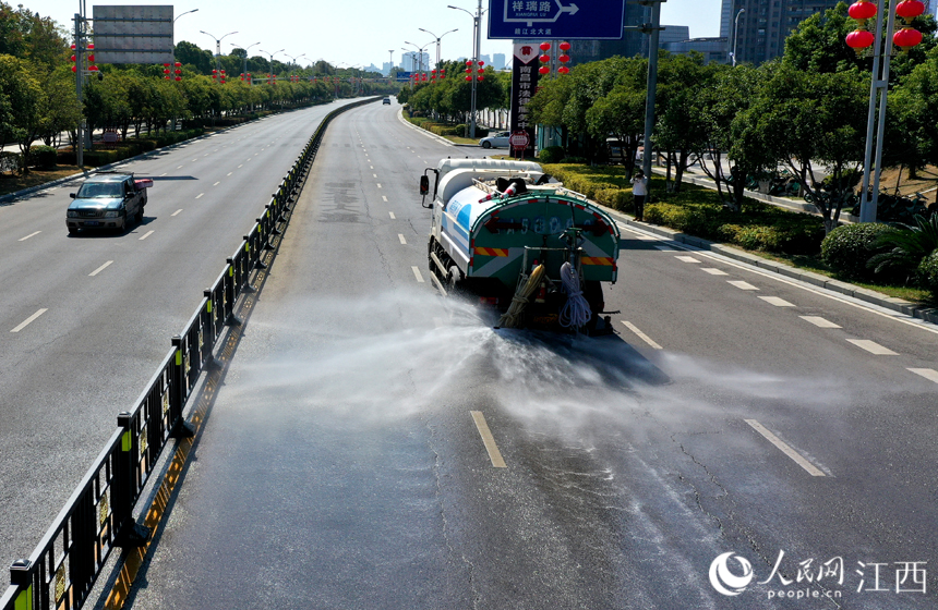 滿載中水的環衛車正在對城市路面進行清洗。 人民網 時雨攝