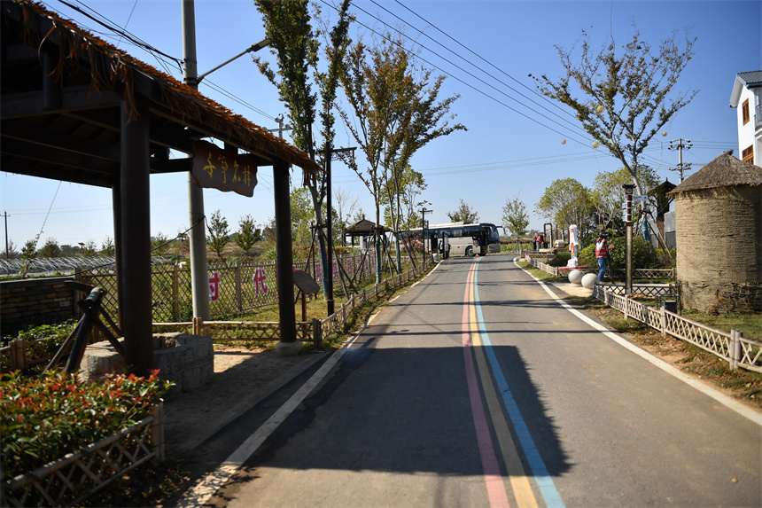 南昌市安义县的农村公路。 人民网 时雨摄