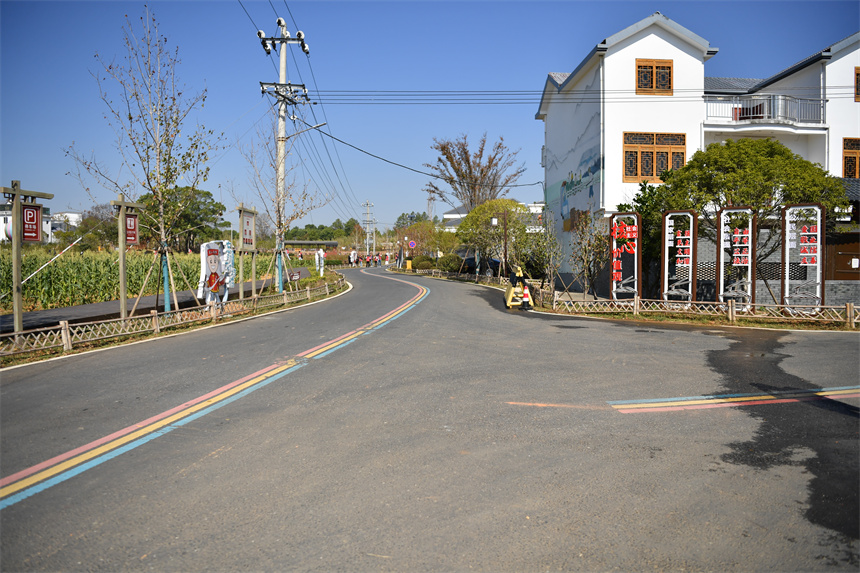 南昌市安义县的农村公路。 人民网 时雨摄
