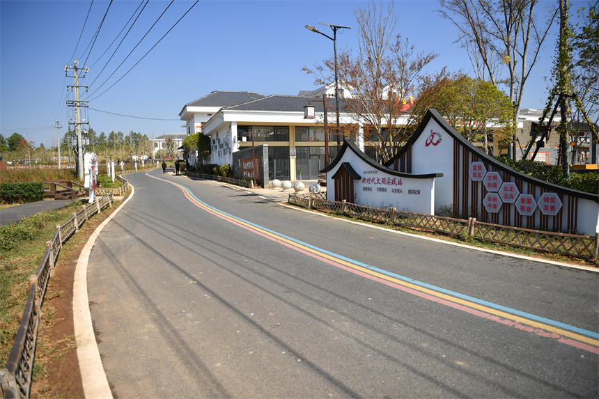 南昌市安义县的农村公路。 人民网 时雨摄