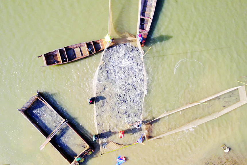 秋季首捕获丰收。王建杰摄