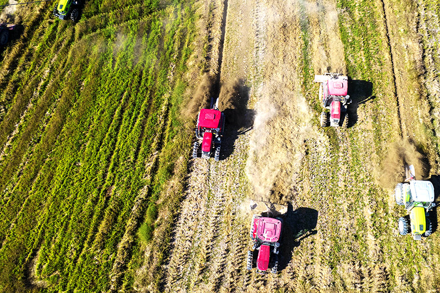 农户驾驶着旋耕机在田里进行翻耕作业。吴志贵摄