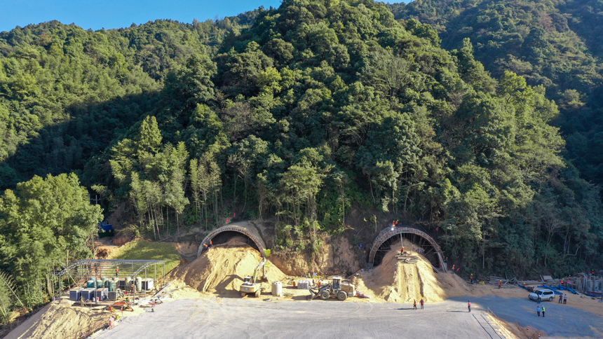 江西遂大高速72个洞口全面推行“零开挖”进洞施工。图为施工现场。熊建员 摄