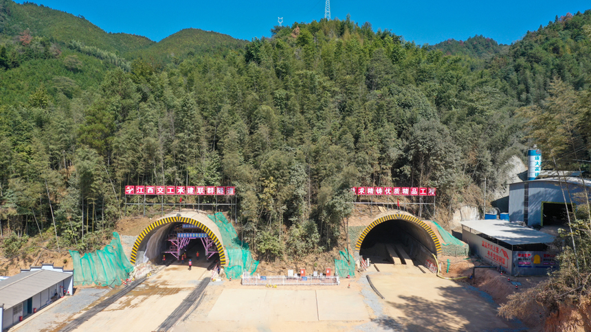 “零開挖”進洞施工的方法讓加快進洞施工得到了充分發揮。熊建員 攝