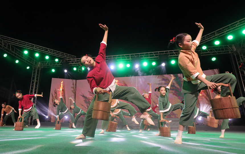 10月29日，江西省宜丰县学校艺术节之艺术表演类节目正在精彩展演。何贱来摄