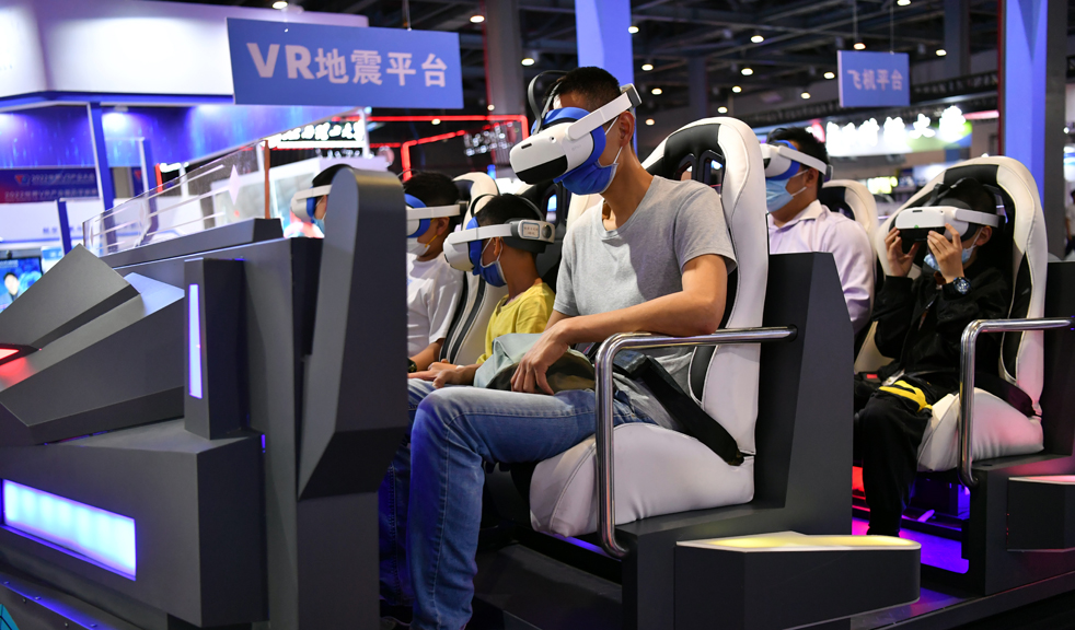 市民乘坐VR设备体验地震来袭的感受。  人民网 时雨摄