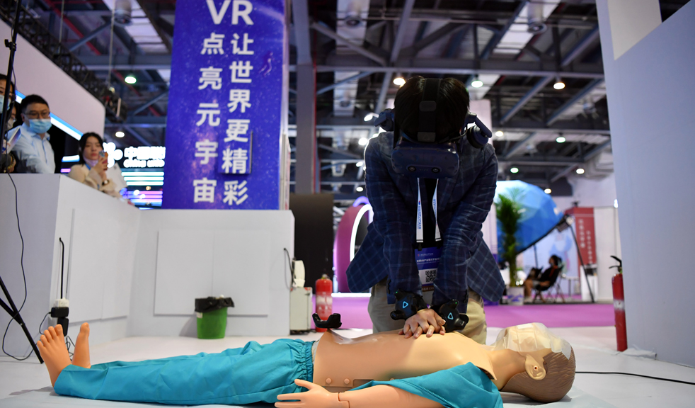 市民在“VR+医疗”展位进行急救体验。 人民网 时雨摄