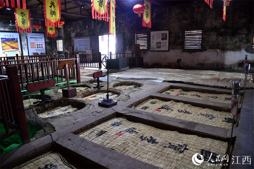 李渡元代燒酒作坊遺址內的古窖池群。 人民網 時雨攝