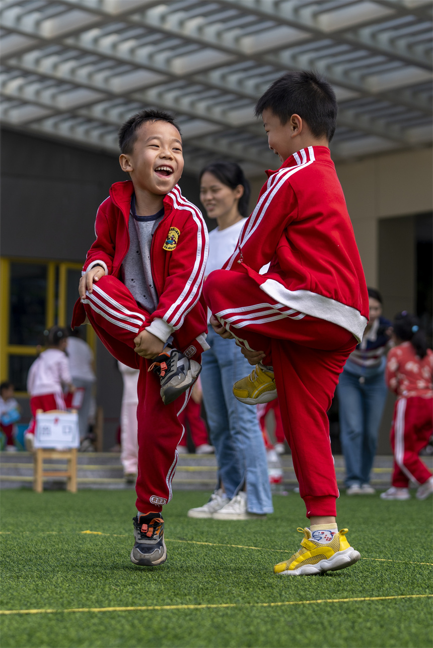 孩子们参加斗鸡比赛。赵春亮摄