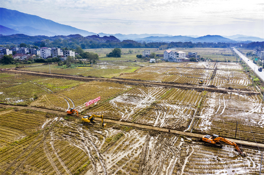 工作人员在高标准农田建设现场进行施工。周亮摄