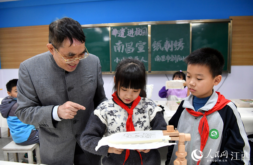 非遗传承人顾玉纯正在教学生在宣纸上刺绣。 人民网 时雨摄